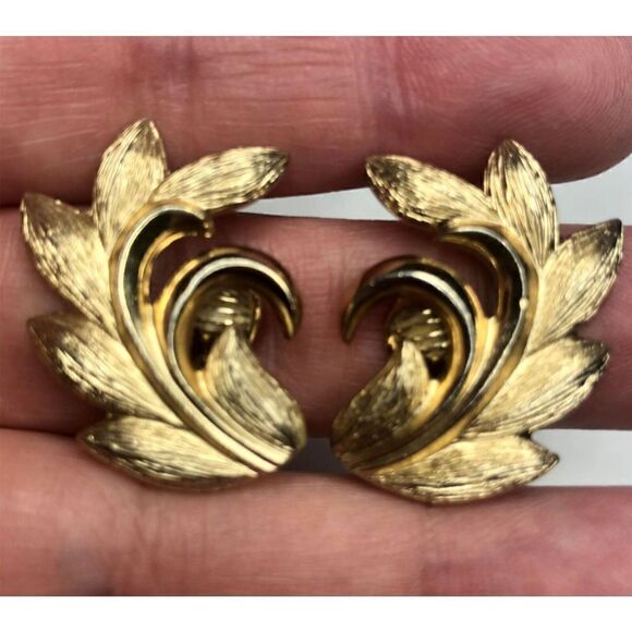 222 Monet Vintage Goldtone signed elegant swirled leaf clip Earrings - Picture 1 of 3